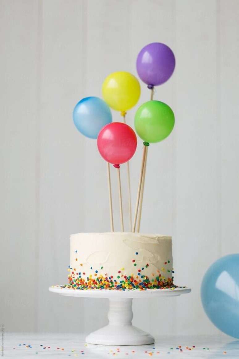 21. Bolo de festa de aniversário simples decorado com granulado colorido – Foto: SistaCafe