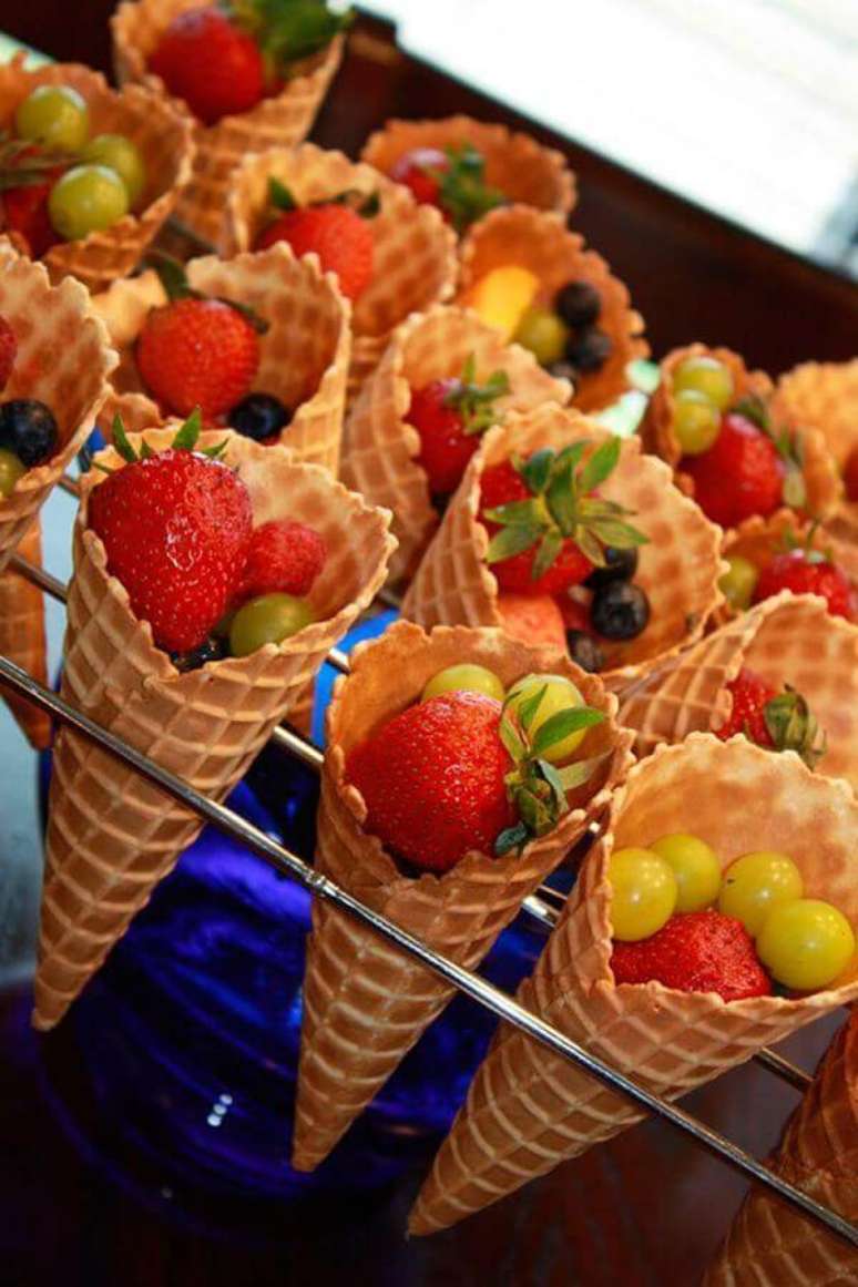 30. Quer uma festa de aniversário mais saudável? Invista em salada de frutas – Foto: Bem Dormir Bem Viver