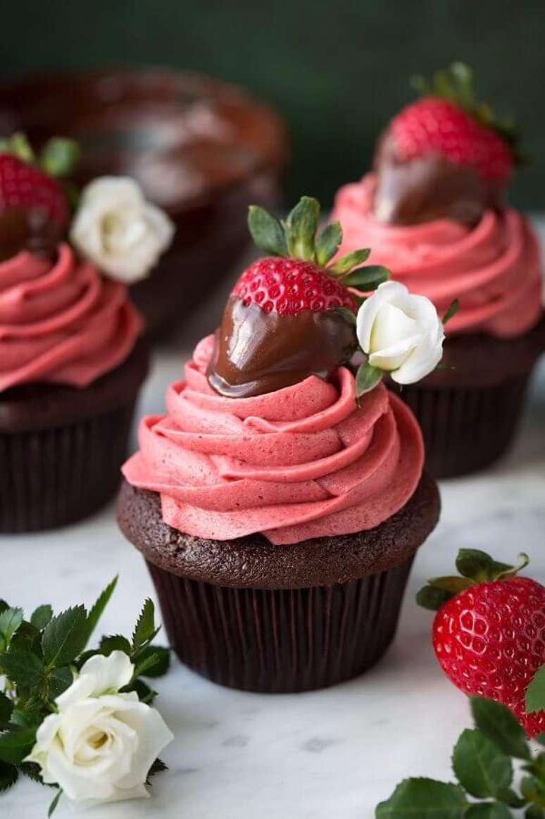 31. O cupcake é um docinho delicioso que ajuda na decoração da mesa de aniversário – Foto: Free Clipart Daily