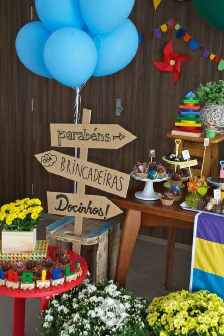 32. Utilize plaquinhas indicativas para a decora&ccedil;&atilde;o de festa de anivers&aacute;rio infantil &ndash; Foto: Mil Folhas Festas