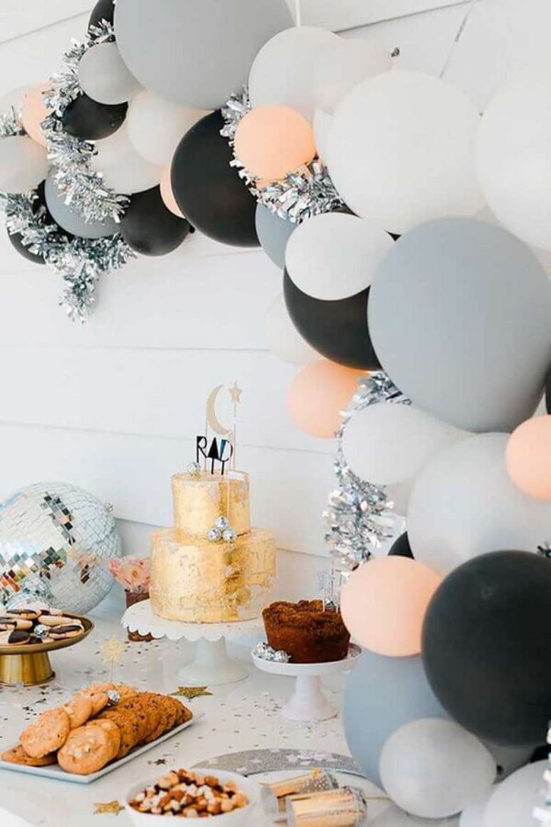 34. Decoração moderna para festa de aniversário com arranjo de balões e bolo dourado – Foto: Air Freshener