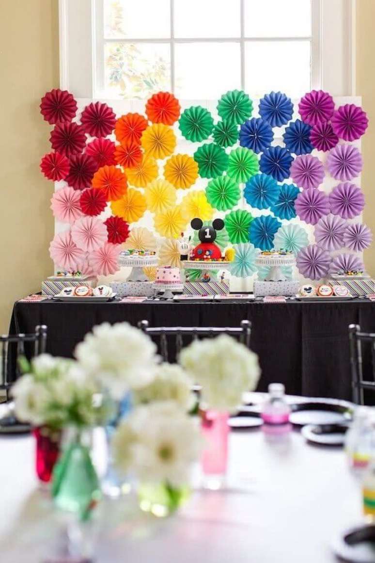 37. Decora&ccedil;&atilde;o para festa de anivers&aacute;rio do Mickey com painel colorido &ndash; Foto: Pinterest