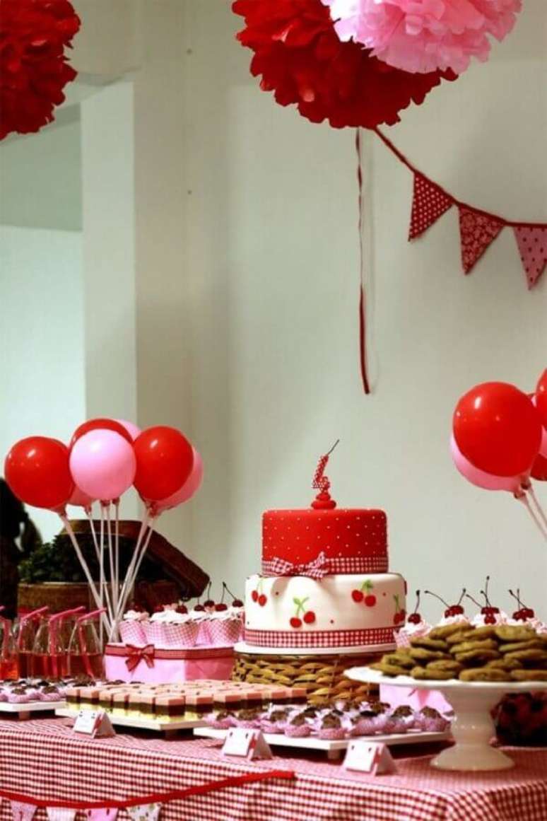 41.. Festa de aniversário vermelha e rosa – Foto: Senhora Inspiração!