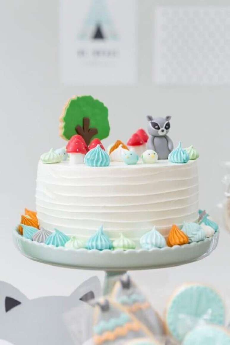 42. Decoração super delicada para bolo de festa de aniversário com suspiros e raposinha – Foto: Pinterest