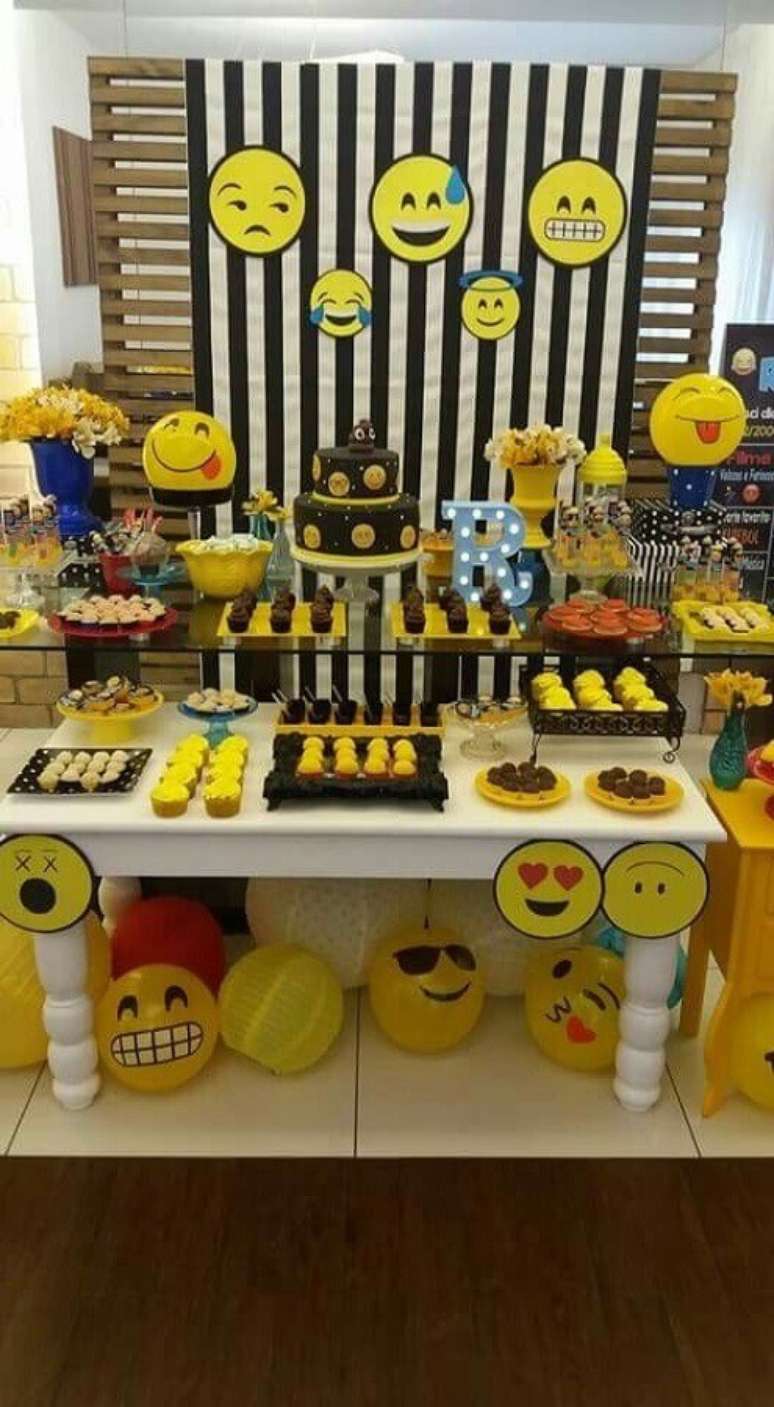 45. Decoração para festa de aniversário diferente com vários emojis – Foto: Pinterest