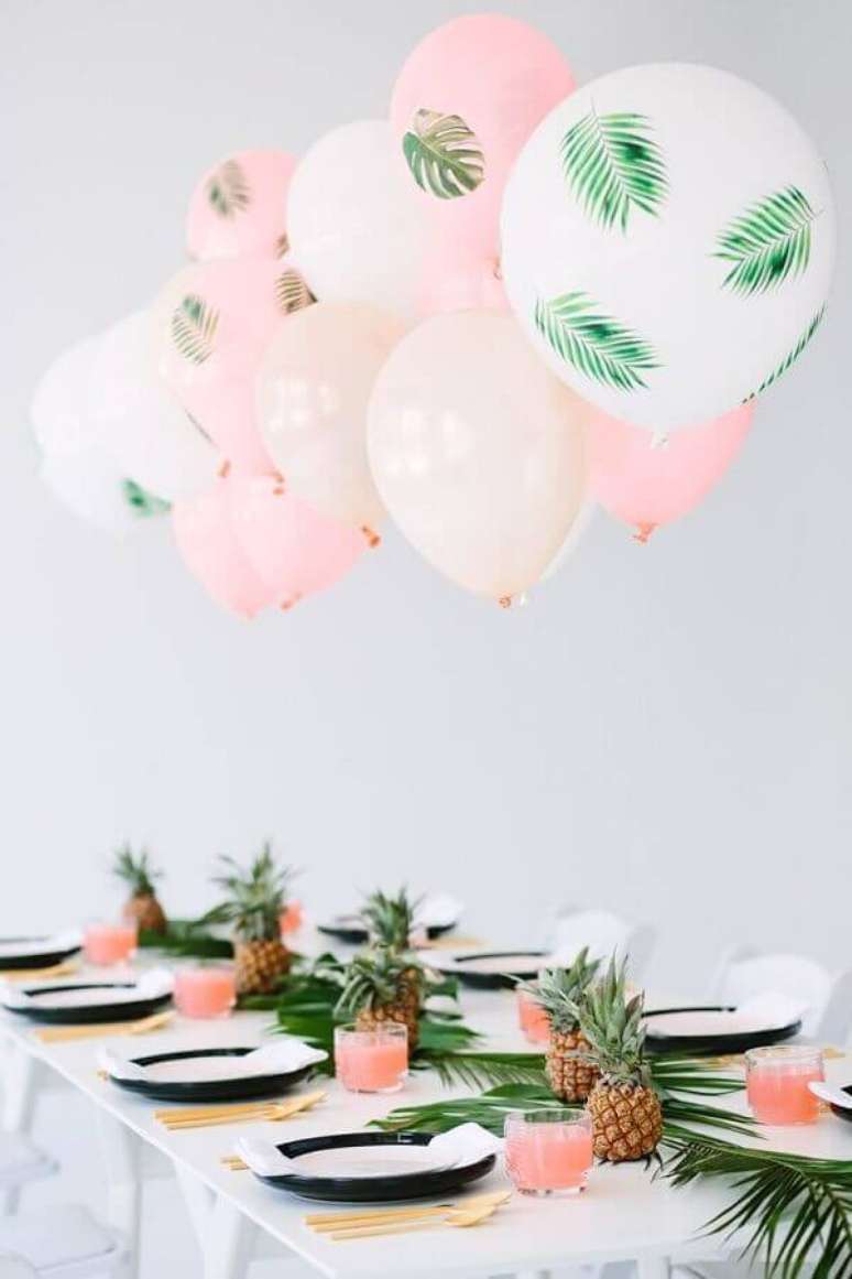 48. Decoração delicada para festa de aniversário com folhagens, mini abacaxis e balões estampados – Foto: We Heart It