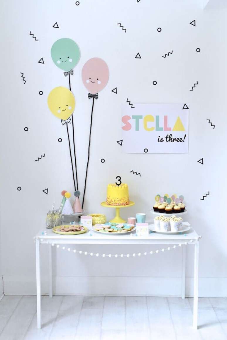 59. Decoração para festa de aniversário simples com balões de papel – Foto: All Lovely Party