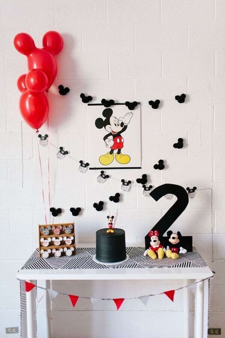 66. Decoração simples para festa de aniversário do Mickey – Foto: Eu Crio Moda