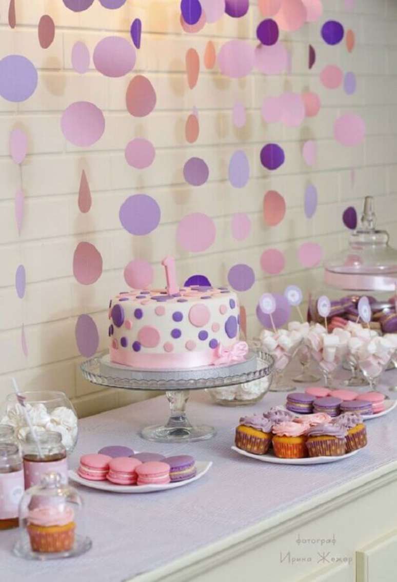 69. Decoração simples para festa de aniversário rosa e lilás com varal de bolinhas – Foto: Pinterest