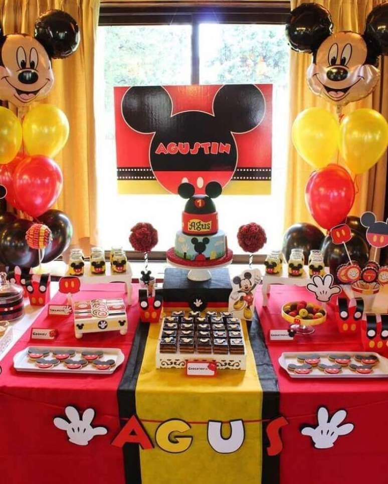 72. Para uma decoração tradicional de festa de aniversário do Mickey capriche nas cores amarela, vermelha e preta – Foto: Pinterest