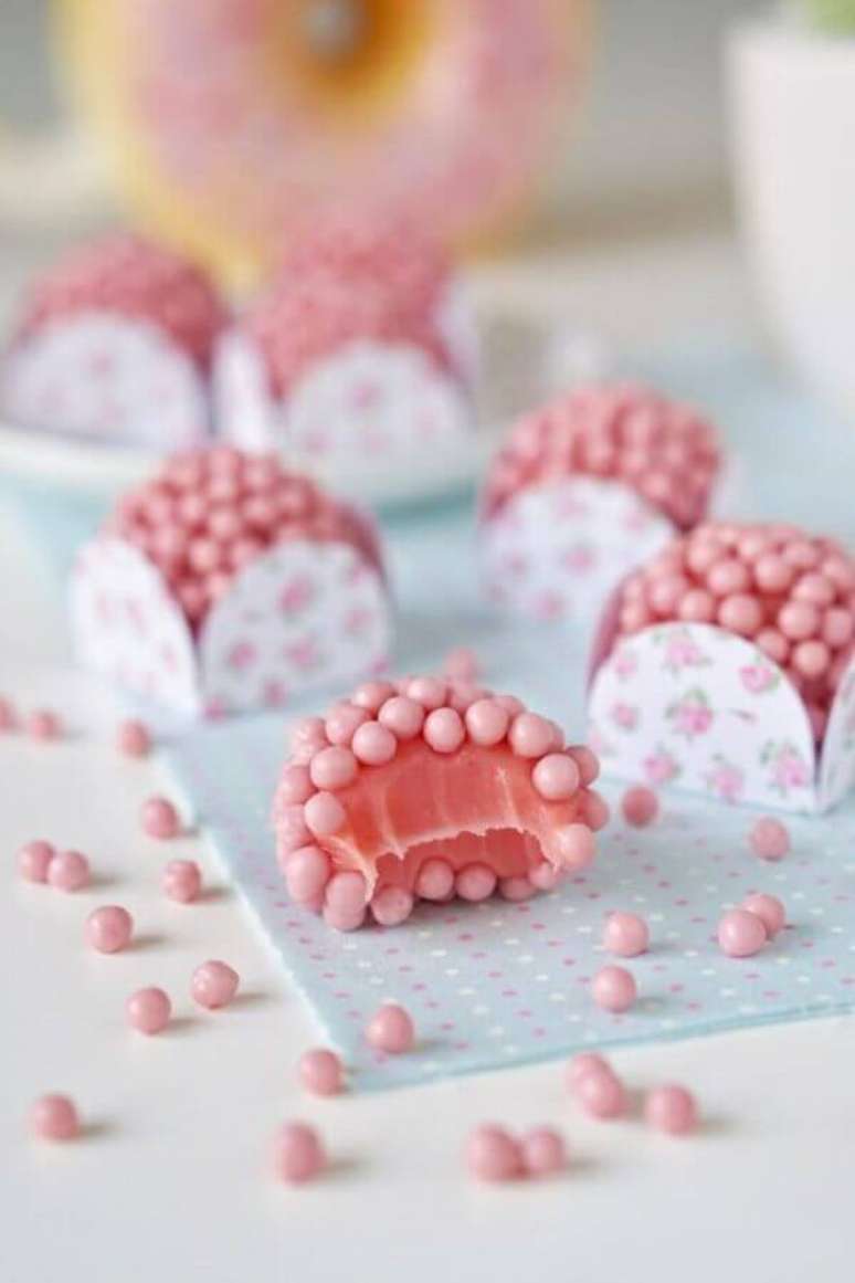 74. Doces para festa de aniversário com bolinhas cor de rosa – Foto: Pinterest