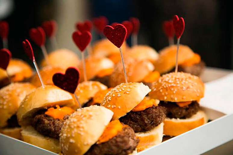 82. Mini sanduíches são deliciosos e são comidas para festa de aniversário que todo mundo adora – Foto: Doces e Salgados BH