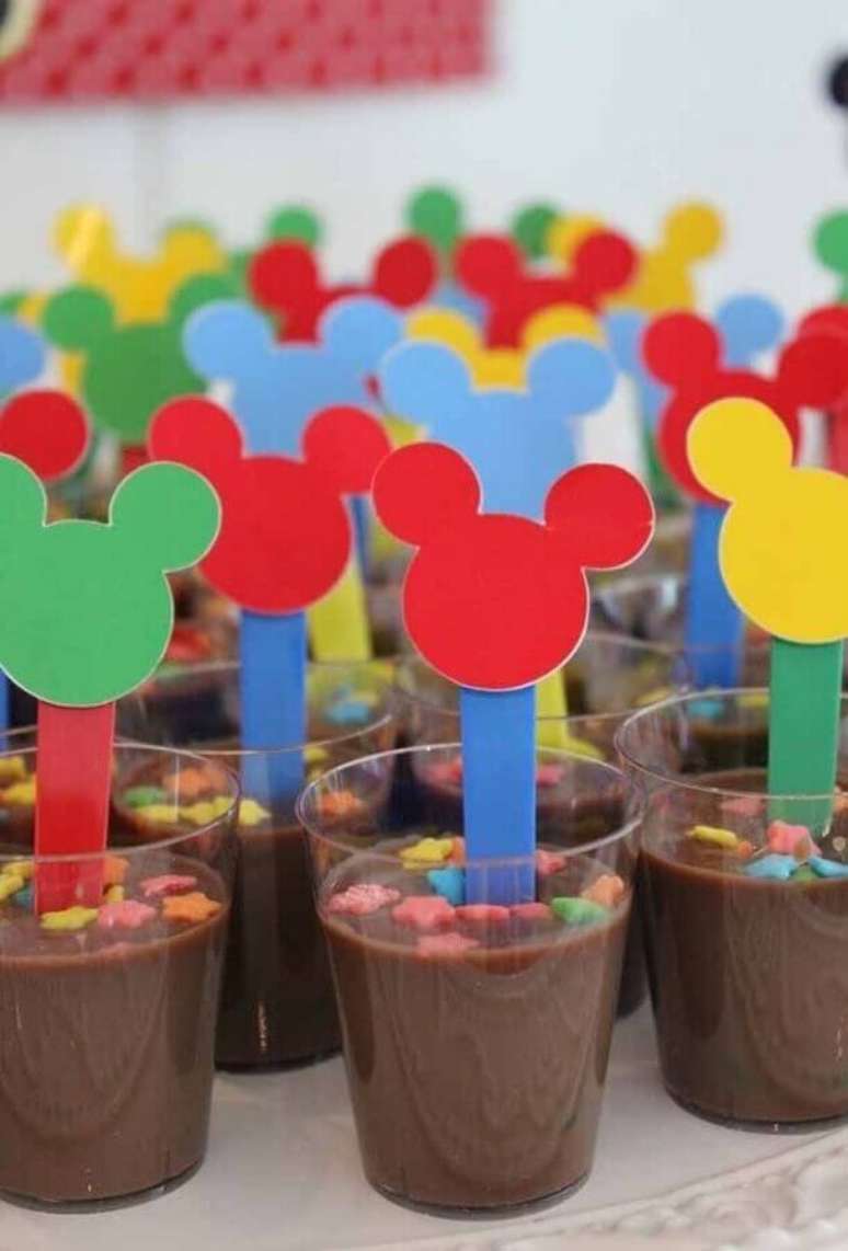 85. Festa de aniversário do Mickey com brigadeiro de colher personalizado – Foto: Pinterest