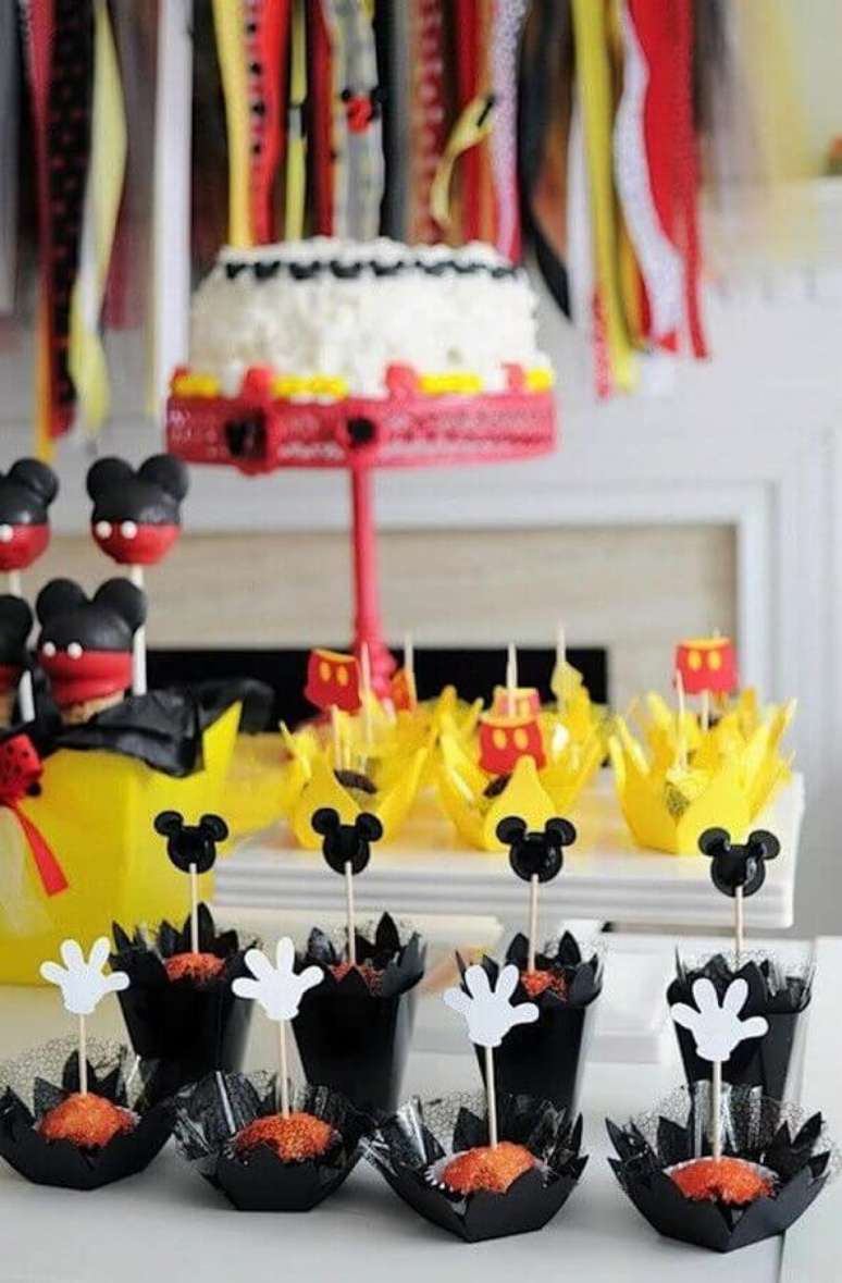 86. Docinhos para festa de aniversário do Mickey personalizados com o formato do personagem – Foto: Pinterest