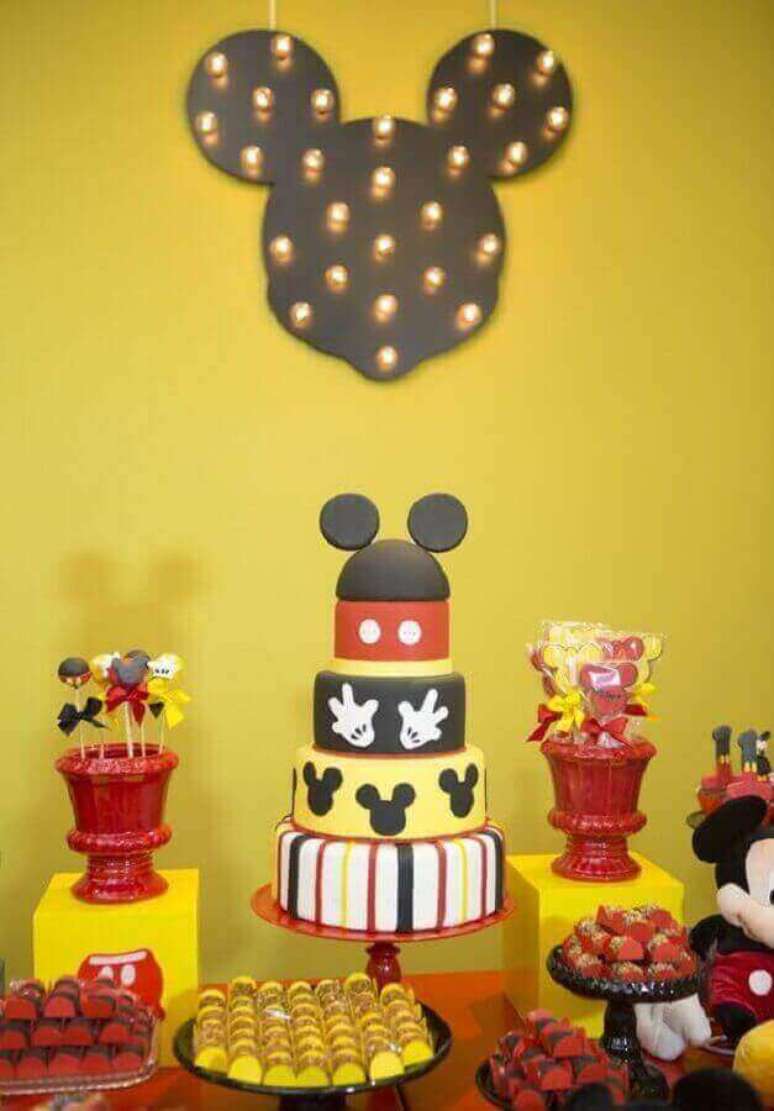 87. Festa de aniversário do Mickey decorada com cores tradicionais – Foto: 321achei