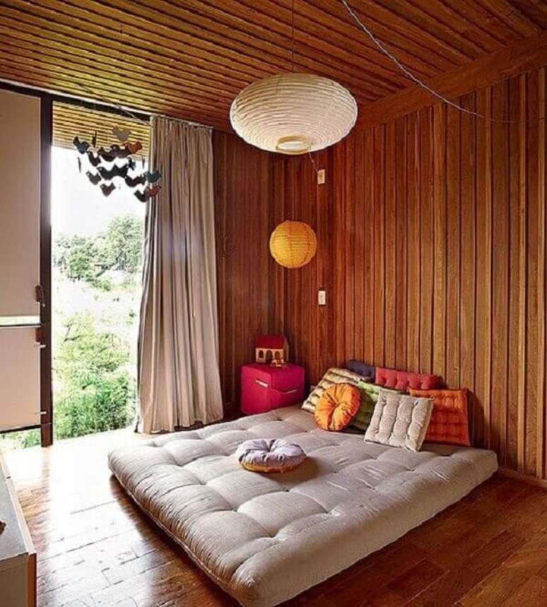 6- O forro de PVC madeirado imita a textura de madeira complementando a decoração oriental do dormitório. Fonte: Pinterest