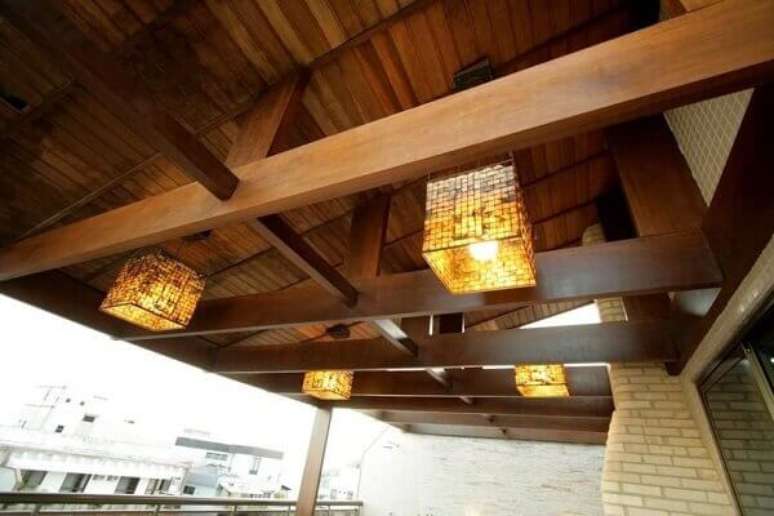 20- Área de churrasqueira com forro de madeira inclinado. Fonte: Armond – Arquitetura & Construção