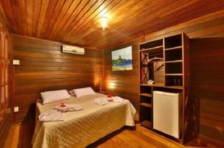 22- Piso, paredes e forro de madeira decoram dormitório. Fonte: Tripdivisor