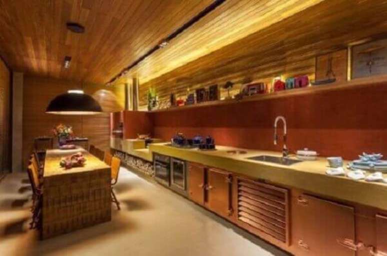 28- O forro de madeira é o elemento decorativo principal na cozinha moderna. Fonte: Doce Obra
