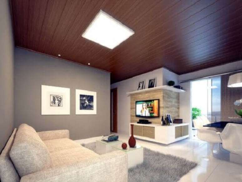 30- Forro de madeira em PVC em tom escuro para decoração de sala de estar. Fonte: Pinterest