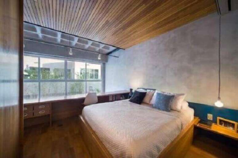 33- Forro de madeira no quarto de casal acompanha a mesma tonalidade dos móveis. Fonte: Pinterest