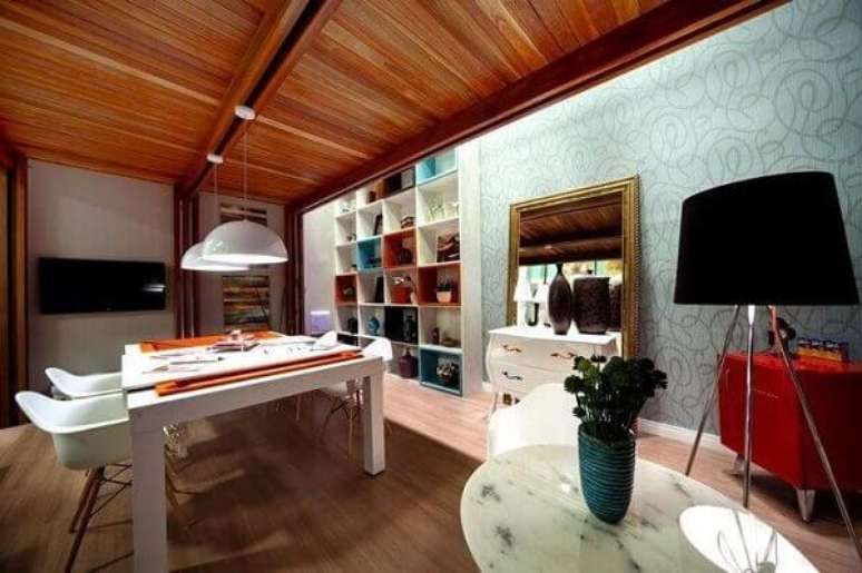 41- Sala de jantar com forro de madeira realça a decoração moderna. Fonte: Pinterest