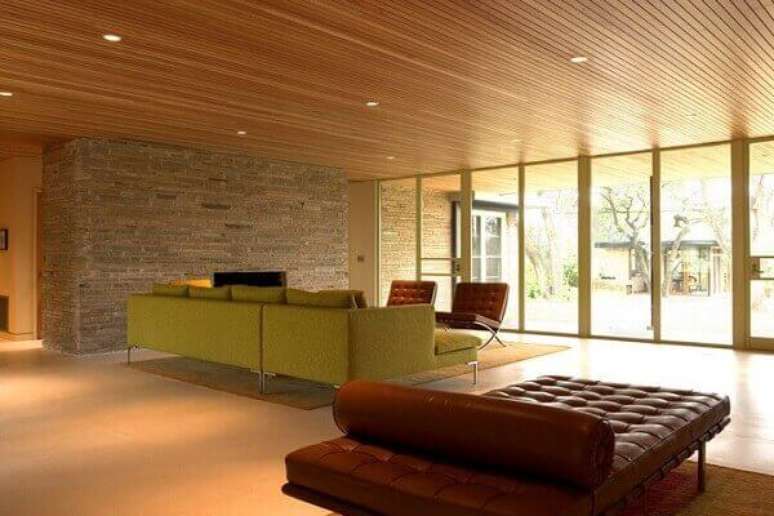 55- Sala ampla em estilo moderno com forro de madeira. Fonte: Roofing brooklyn