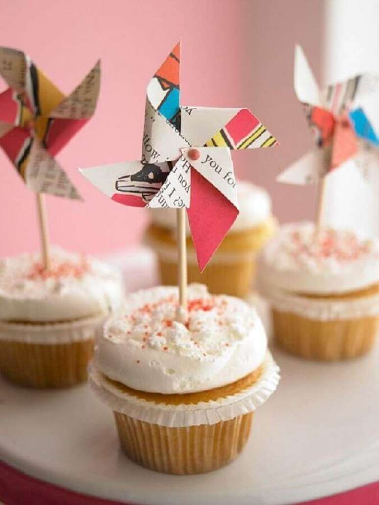 91. Ideias para festa de aniversário com docinhos decorados com catavento – Foto: Casa e Festa