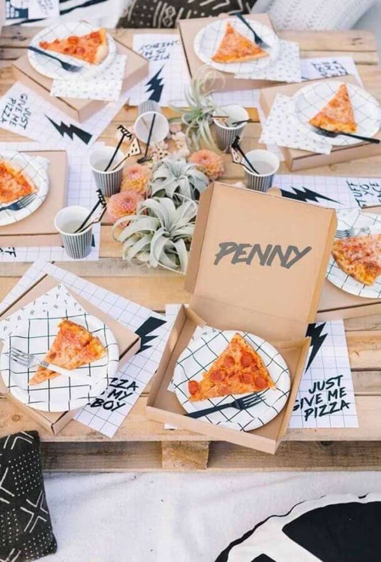 94. Ideias para festa de aniversário simples com muita pizza – Foto: Beijos Events