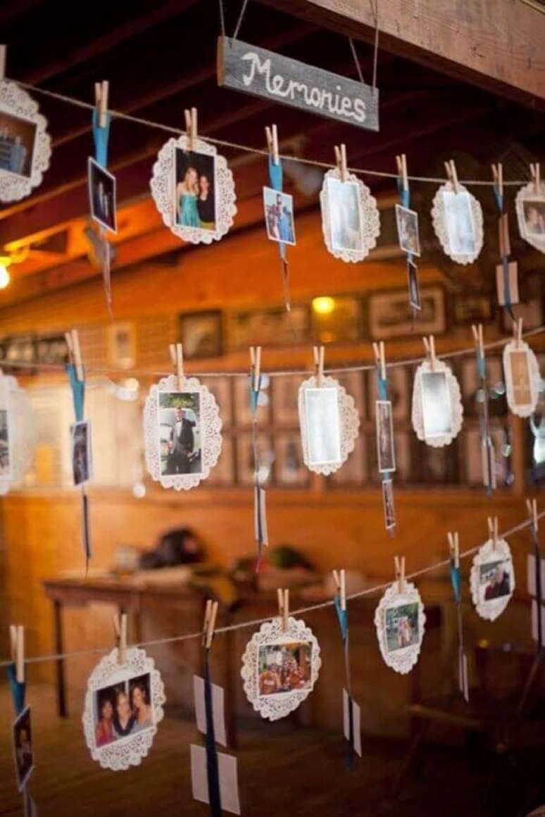 96. Crie um cantinho de memórias com um mural de fotos na sua festa de aniversário – Foto: DIY Weddings Magazine