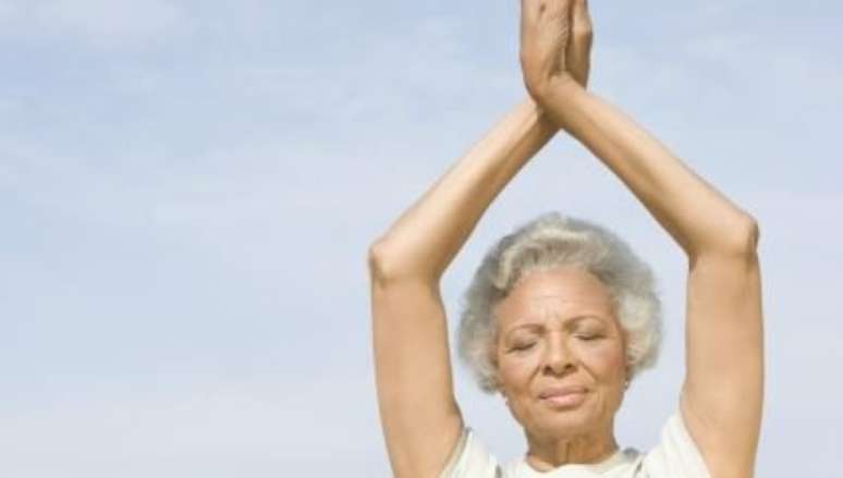 Yoga apresenta diversos benefícios para pessoas com Parkinson - Foto: Shutterstock