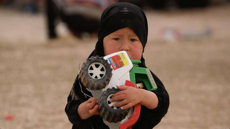 Crianças vivem com as mães no campo de refugiados, onde a ideologia do EI persiste em meio a parte dos seguidores