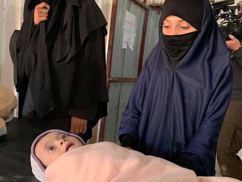 Asma (deitada) e a irmã em uma clínica instalada no campo: meninas resistiram à tragédia na família; os adultos morreram de fome