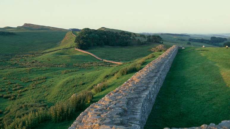 O muro de Adriano foi constru&iacute;do no s&eacute;culo 2 para proteger a Brit&acirc;nia romana das tribos do norte da Gr&atilde;-Bretanha