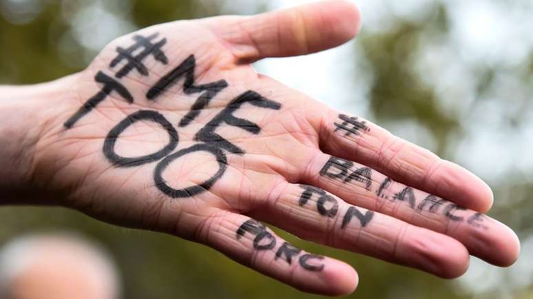 Em protesto contra violência sexual em Paris, mensagem grafada na palma da mão: #MeToo