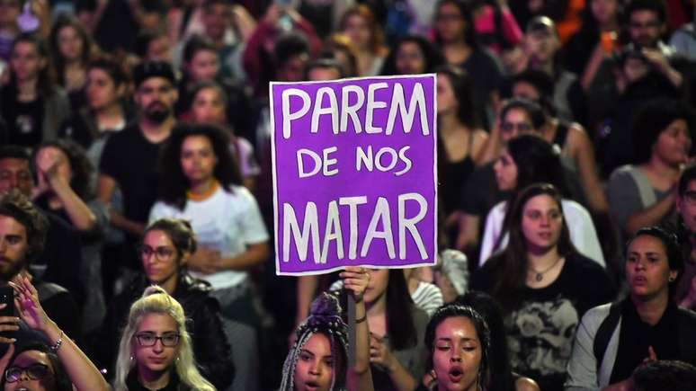 'Parem de nos matar', diz cartaz em protesto de mulheres em 2018, em São Paulo