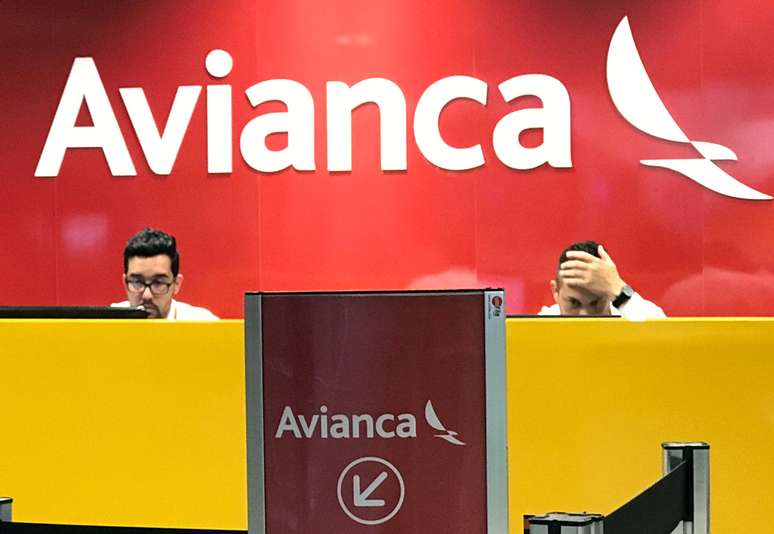Funcionários em balcão da companhia aérea Avianca em aeroporto de São José dos Pinhais