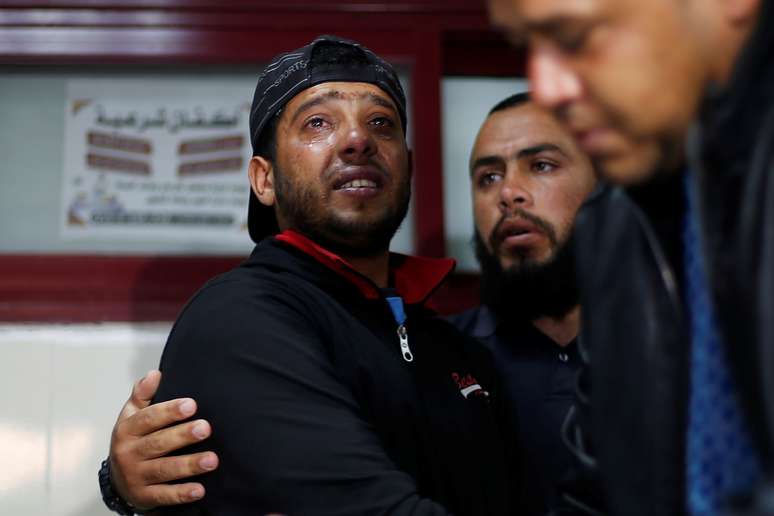 Familiar de jovem palestino morto durante protesto na fronteira de Gaza com Israel
12/04/2019
REUTERS/Mohammed Salem