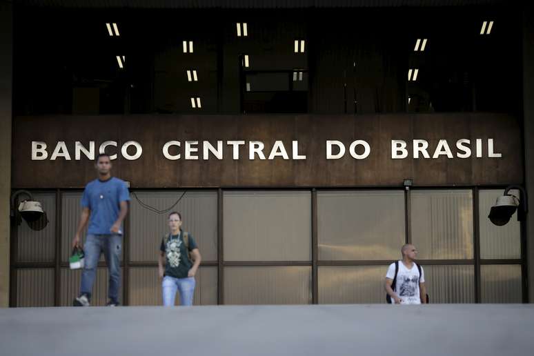 Pessoas caminham em frente à sede do Banco Central do Brasil, em Brasília. 23/09/2015. REUTERS/Ueslei Marcelino