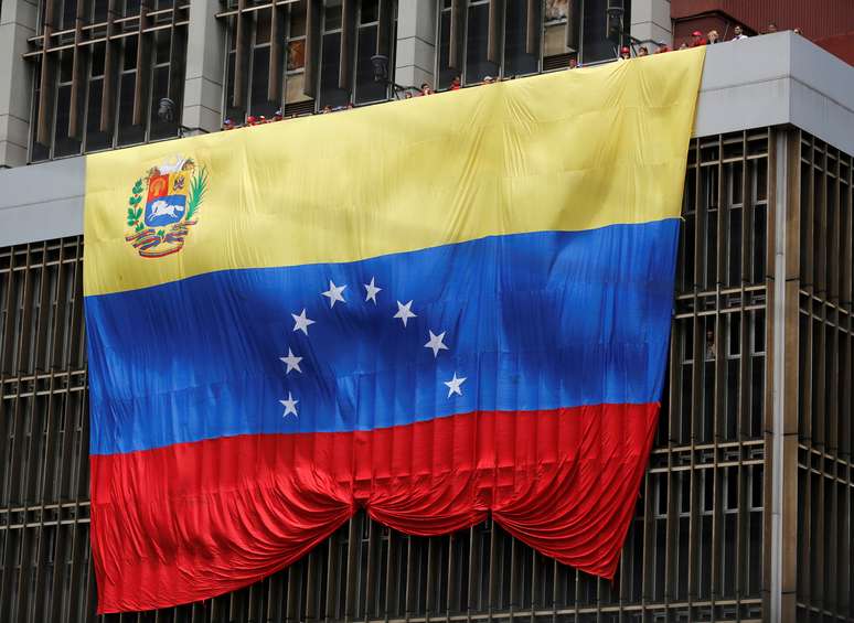 Bandeira da Venezuela em pr&eacute;dio em Caracas
1103/2013 REUTERS/Tomas Bravo
