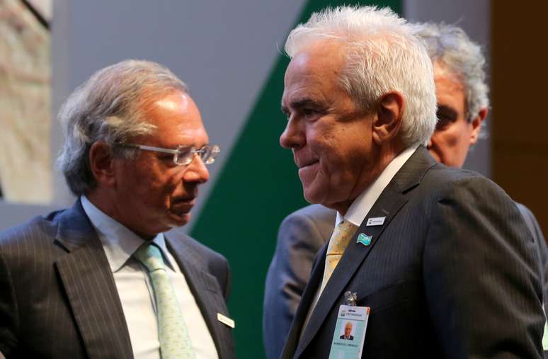 Castello Branco, presidente da Petrobras, junto de Paulo Guedes, ministro da Economia, em uma cerimônia no Rio de Janeiro. REUTERS/Sergio Moraes