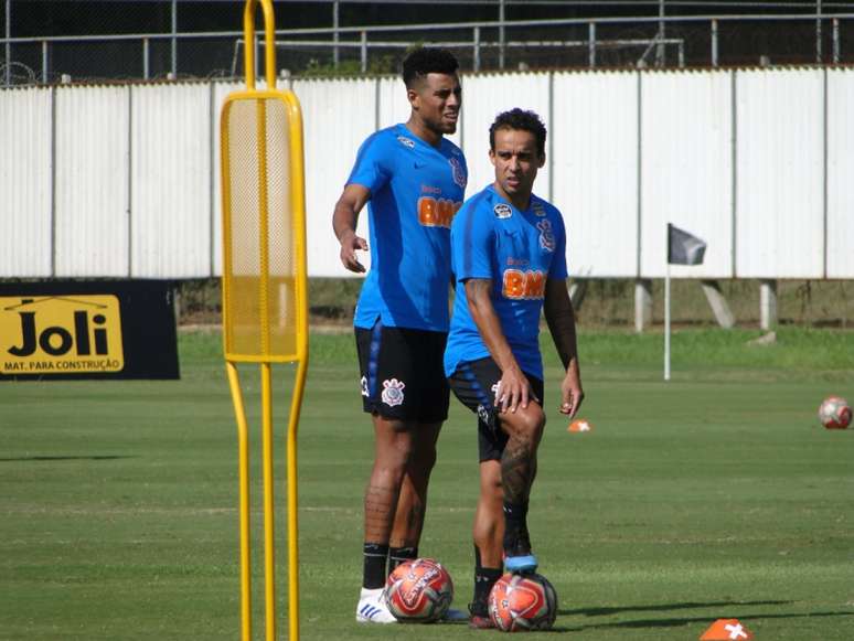 Jadson e Gustagol em atividade de finalização antes de definição do time no treino (Foto: Ana Canhedo/Lancepress!)