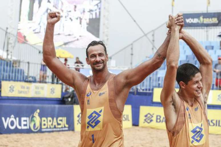 Ricardo comemora com Álvaro Filho (Wander Roberto/Inovafoto/CBV)