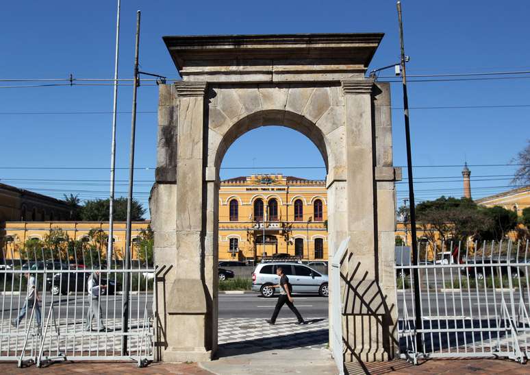 Vista do Arco do antigo Presídio Tiradentes, na Avenida Tiradentes, região central da capital paulista. O local ficou conhecido por abrigar presos políticos na Era Vargas e no Regime Militar, iniciado em 1964. Inaugurado em 1852, foi criado como Casa de Correção e posteriormente passou a ser a Casa de Detenção de São Paulo. Sua desativação ocorreu em 1972, Mas teve o portal conservado, tombado em 1985 pelo CONDEPHAAT devido a seu interesse histórico &#034;pelo valor simbólico que representa na luta contra o arbítrio e a violência institucionalizadas em nosso país no passado.