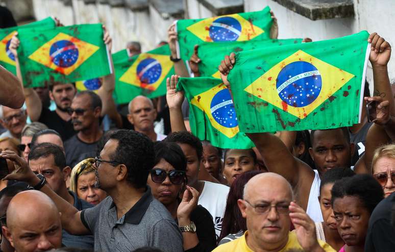 Parentes e amigos no enterro do músico Evaldo dos Santos Rosa, de 46 anos, no Cemitério de Ricardo de Albuquerque, na zona norte do Rio de Janeiro