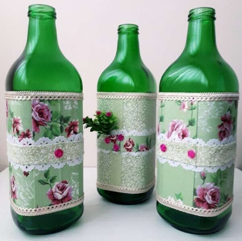 24 &ndash; Utilize a t&eacute;cnica de artesanato com garrafa de vidro e tecido florido. Fonte: Elo 7