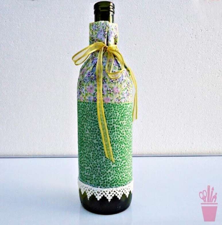 15 – Artesanato com garrafa de vidro em patchwork. Fonte: Vila do Artesão