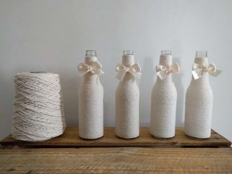 15 &ndash; Decor clean utilizando o artesanato com garrafa de vidro com barbante branco. Fonte: Elo 7