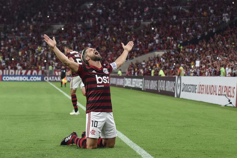 Diego, do Flamengo, comemora o seu gol em partida contra San José, da Bolívia, válida pela quarta rodada do Grupo D da Copa Libertadores 2019, no Estádio do Maracanã, zona norte do Rio de Janeiro, nesta quinta-feira (11).