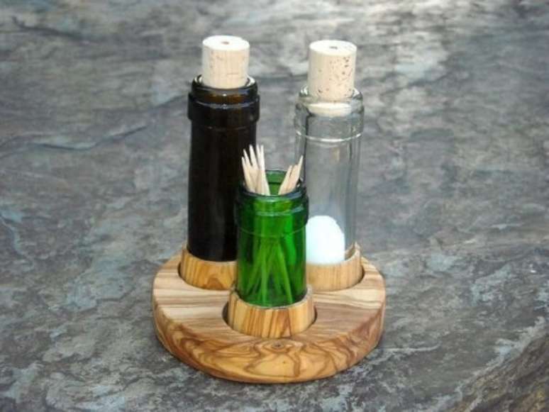 25 – Crie um conjunto de saleiro e paliteiro com a técnica de artesanato com garrafa de vidro cortada. Fonte: Dicas de Decoração